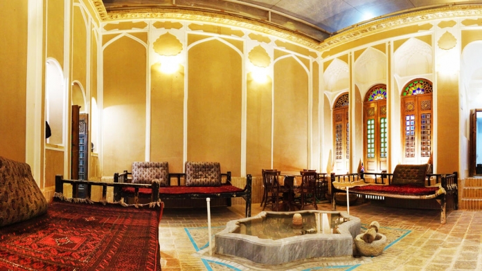 هتل لب خندق یزد حیاط نارنجستان
