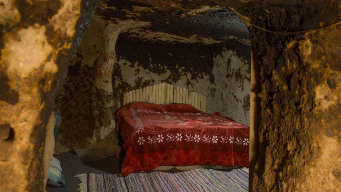 اقامتگاه بوم‌گردی خونه سنگی میمند شهر بابک اتاق دو تخته دابل