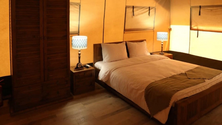 hotel-room